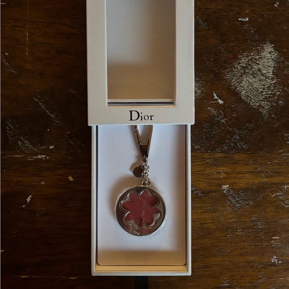 Limited Edition Christian Dior Beauty Gold Clover Novelty Bag Charm Keychain - Picture 1 of 4